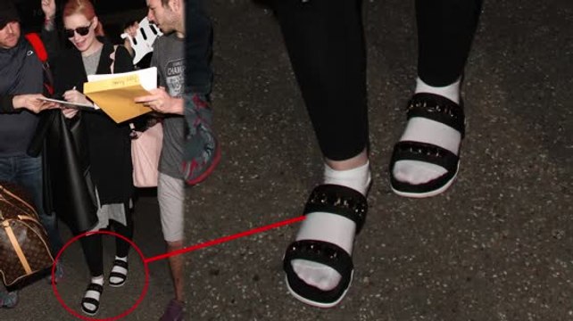 Iggy Azalea fait un faux-pas en portant des chaussettes avec des sandales
