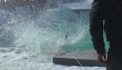 Soğuk havada buzlu havuza atladılar