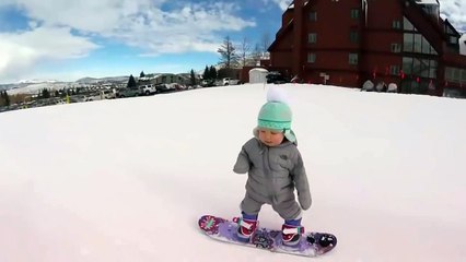 Download Video: Ce gamin de 1 an est tellement à l'aise sur son Snowboard - En mode Shaun White