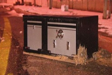 Hırsızlar 'Dur' İhtarına Uymayıp Kaçtı, Araçtan Çelik Kasa Fırlattı