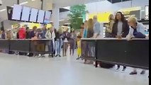 Havaalanında kayıp eşyaların sahiplerini bulan akıllı köpek video izleDog works at airport returning lost items to passe