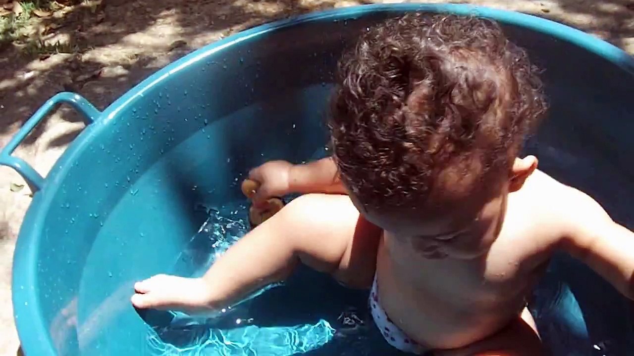 bebe banho de bacia