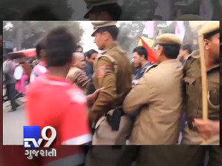 Download Video: Delhi police beats students protesting outside RSS office in Delhi - Tv9 Gujarati