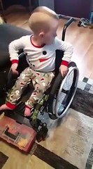 ÇOCUĞUN KENDİ BAŞINA TEKERLEKLİ SANDALYE YE OTURMA TEKNİĞİ VE MUTLULUĞU video izle