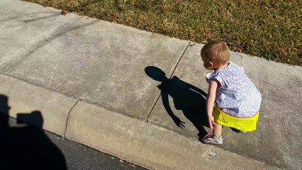 Un papa fait peur à sa fille avec son ombre