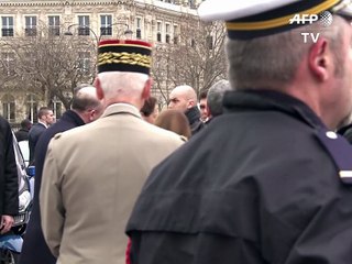 Cuba: Raul Castro débute sur les Champs Elysée sa visite en France
