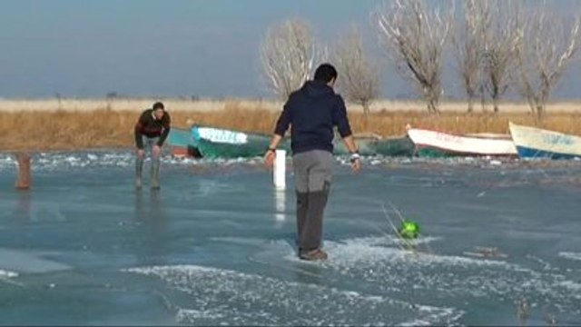 Donmuş Gölde Buz Okeyi