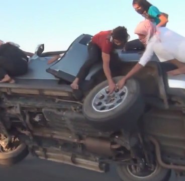Changer les roues d’une voiture tout en roulant