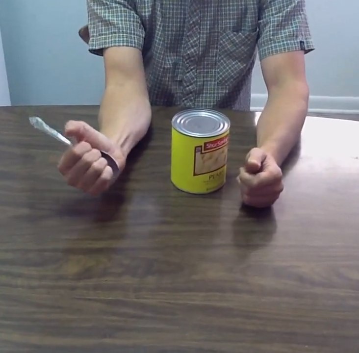 Une simple cuillère pour ouvrir une boite de conserve
