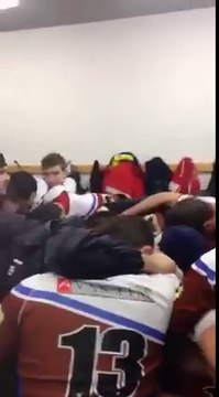 Un joueur casse le nez de son coequipier avant un match de rugby (fail)