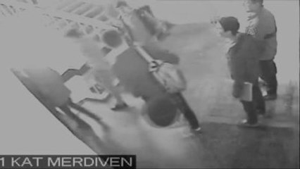 Lise Öğrencisinin Merdiven Boşluğuna Düşme Anı Güvenlik Kamerasında