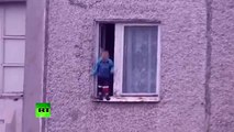 Bimbo di 4 anni gioca sul davanzale di una finestra all' ottavo piano... INCREDIBILE!!!