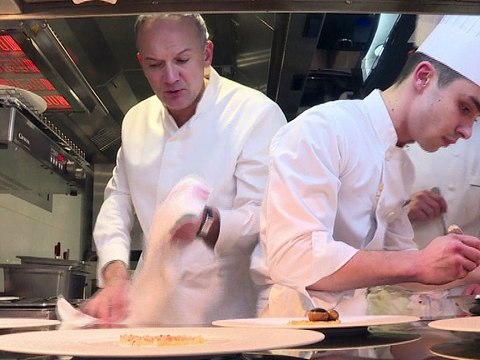 Le Michelin, endeuillé par le décès d'un chef, sacre Ducasse au Plaza Athénée et Le Cinq