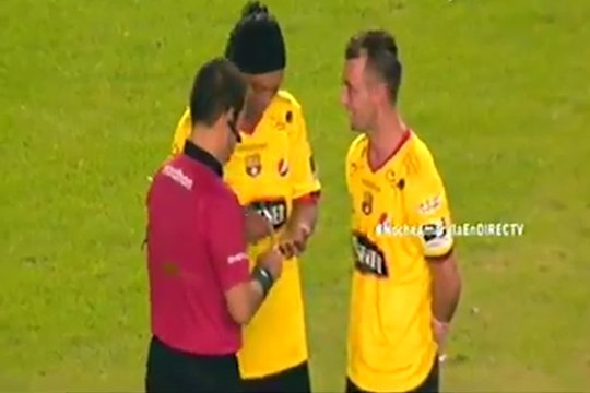 Quand Ronaldinho signe le carton de l'arbitre