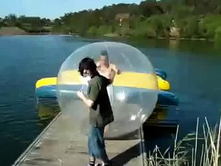 Прозрачный водный шар, видео по поверхности