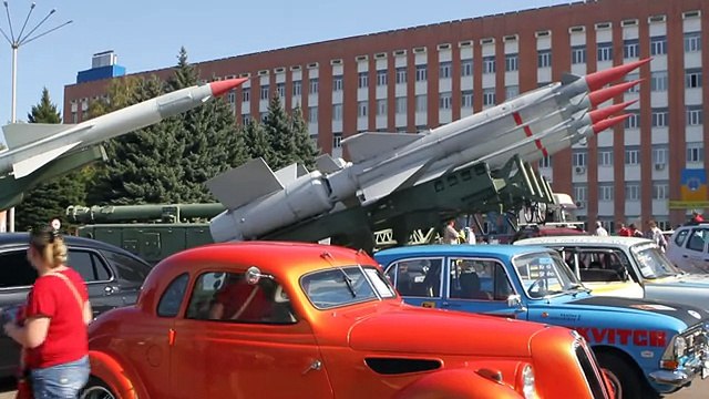 Днепр Авто Ретро шоу- когда эксклюзивные автомобили соседствуют с баллистическими ракетами