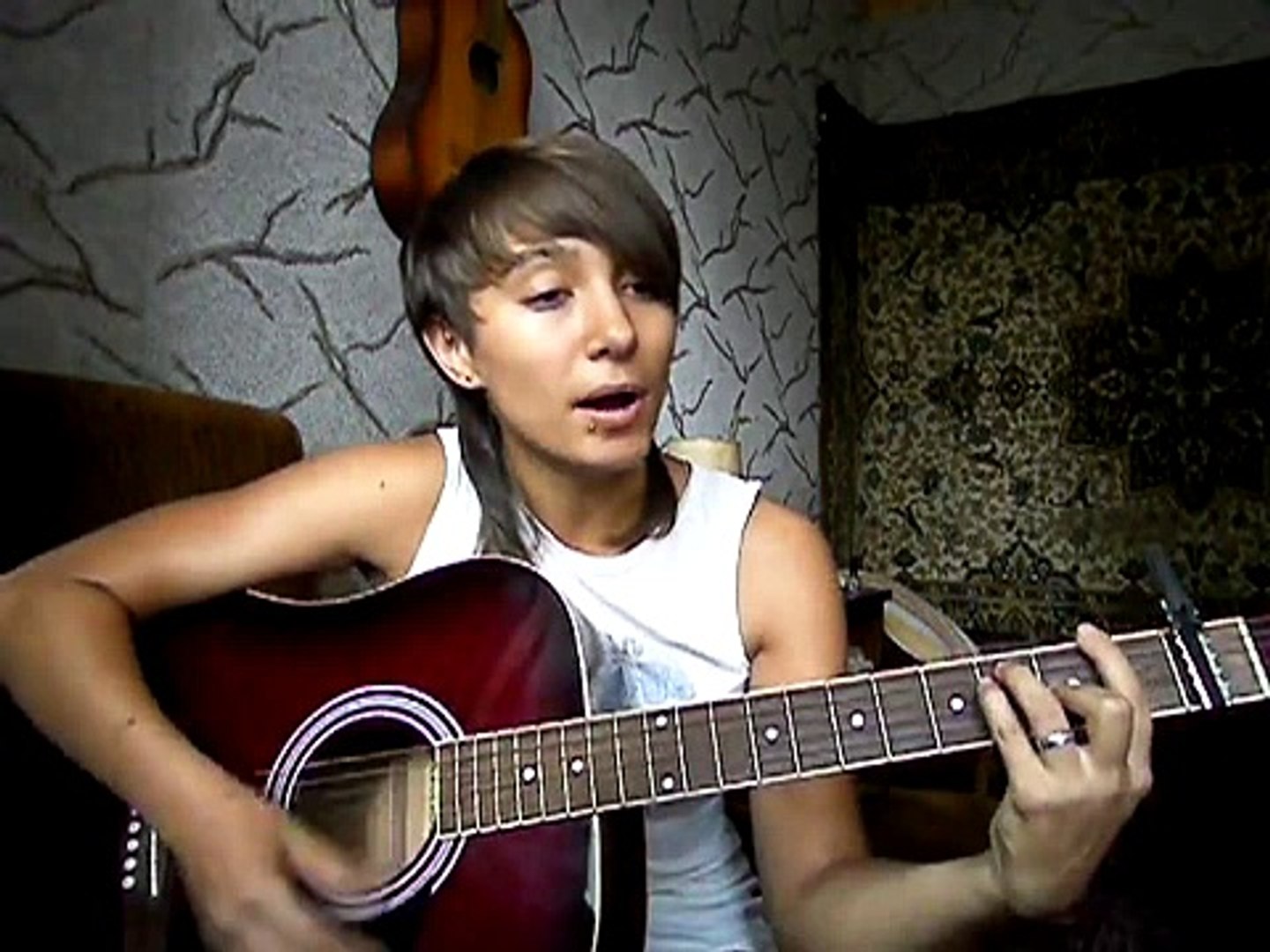 ⁣Нереально красивая песня под гитару,красивый голос!!( Люмен-Детки)