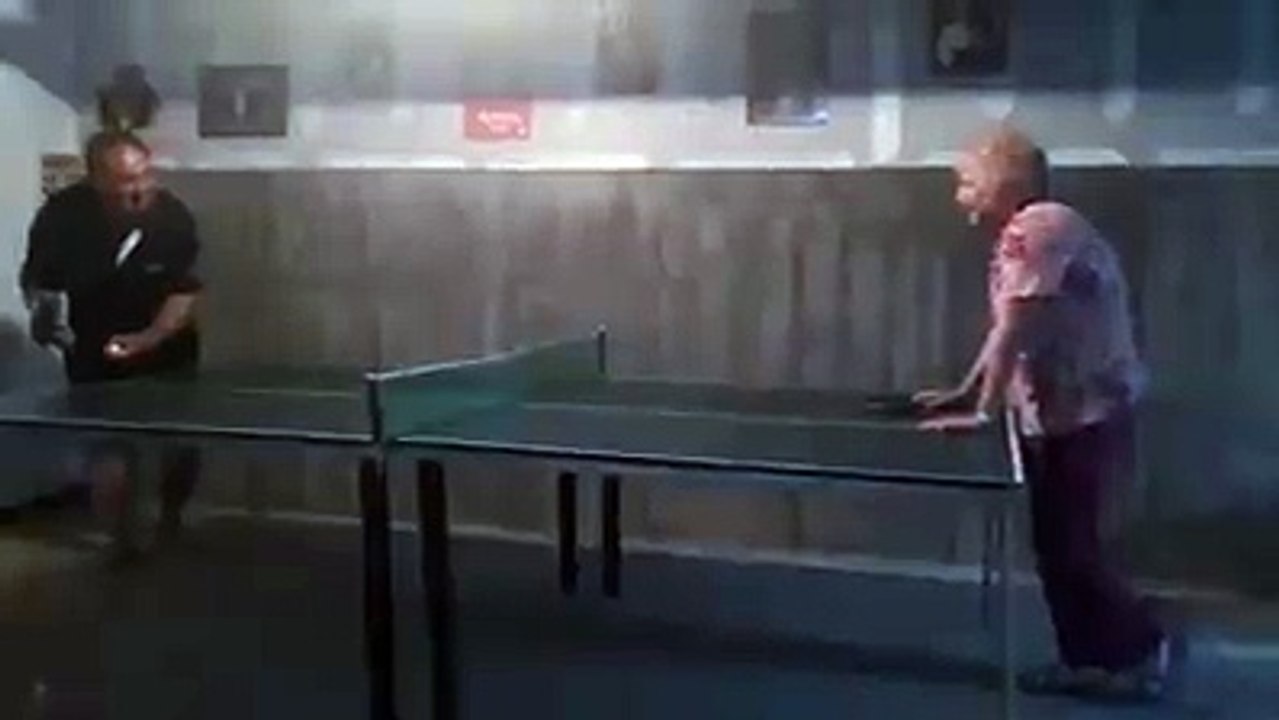 عطاهالها في عينها لا تقرا لا تكتب مسكينة الحاجة