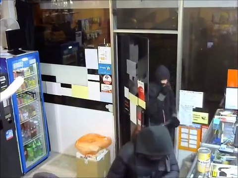 Les pires braqueurs du monde... Jeunes débiles de 16 ans dans une station service