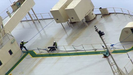 Prise de remorque du Modern Express  filmée par la Marine Nationale