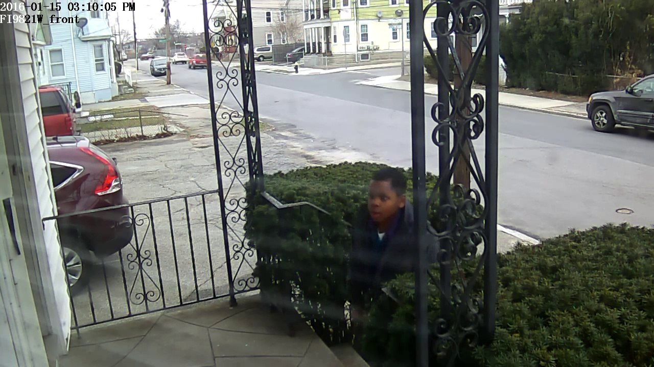 Un gamin vole un colis UPS posé à l'entrée d'une maison