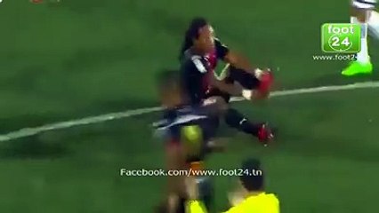 ظاهر فيها أمه شبعتو ضرب بالشلاكة و هو صغير ههههه