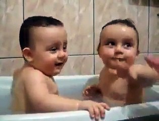 İkiz bebeklerin banyo halleri :)