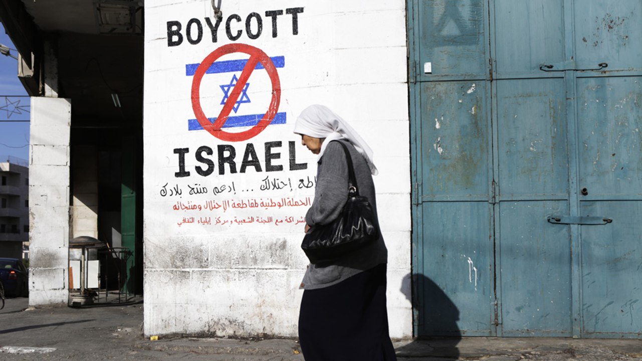 UpFront - Noam Chomsky opposes cultural boycott...