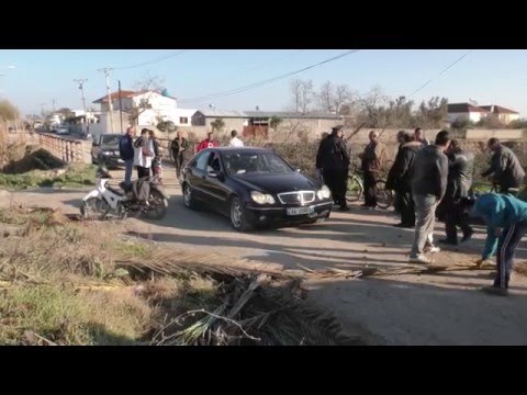 Report TV - Fier, banorët bllokojnë rrugën ku punohet për bypassin