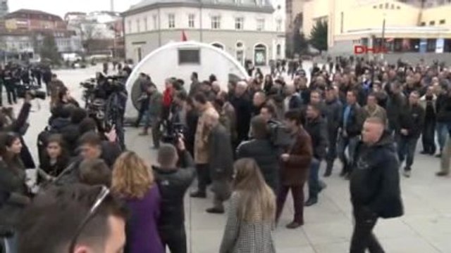 Uçk Savaş Gazileri Kosova Başbakanlık Binası Önünde Protesto Düzenledi