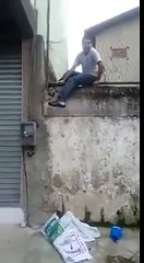 Gordinho pula o muro da escola FAIL