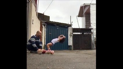 Un gamin de 2 ans fait un backflip impressionnant