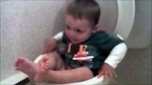 Un gamin coincé dans la cuvette des toilettes