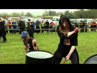 Mijëra konkurrentë morën pjesë në garën me baltë të mbajtur në një fermë