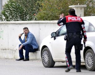 Başına Tabanca Dayayan Vatandaş Polislerin Arasından Kaçtı