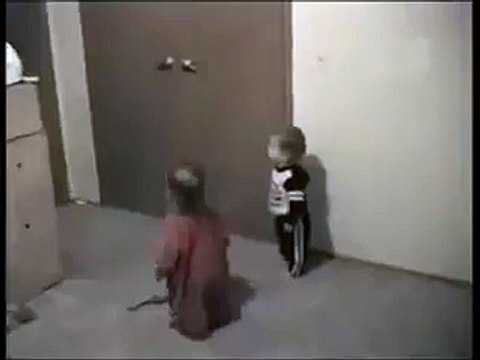 En bacho ki jugaar check kero kitny taiz ho gy hain bachy b