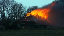 Vlammenzee bij boerderijbrand Veendam - RTV Noord