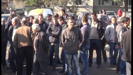 BANORET E GODOLESHIT PROTESTOJNE PER MUNGESEN E RRUGES NE BASHKINE E ELBASANIT LAJM