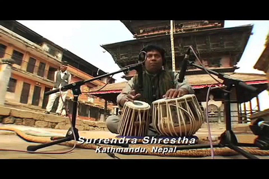 Inizia a suonare un classico di Bob Marley, guardate chi lo affianca poco dopo...