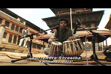 Inizia a suonare un classico di Bob Marley, guardate chi lo affianca poco dopo...