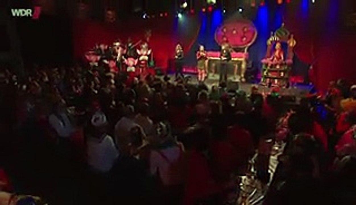 Helau - Carolin Kebekus & die Beer Bitches' -