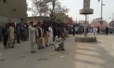 Pakistani Police defusing bomb, interesting video