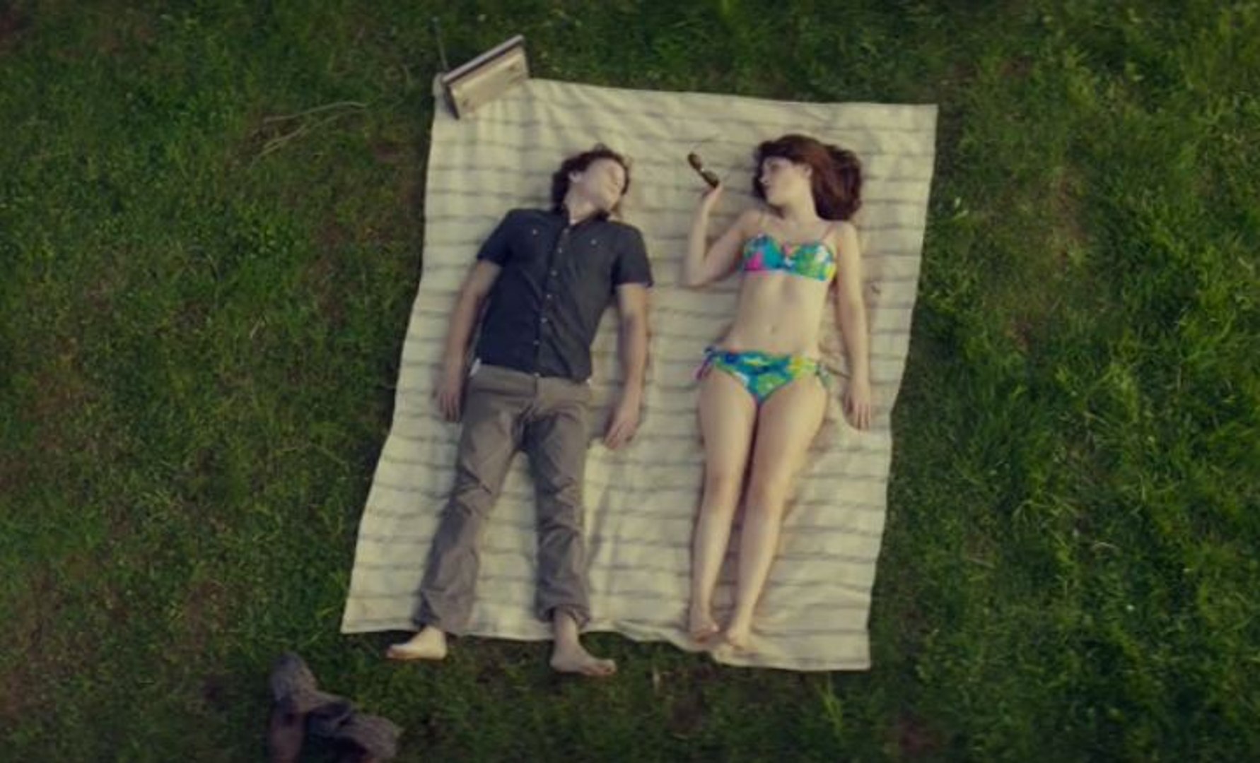 Zooey Deschanel Bra Season 2