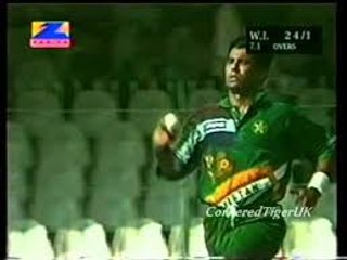 Скачать видео: Waqar Younis Stunning Bowling 1996 World Cup