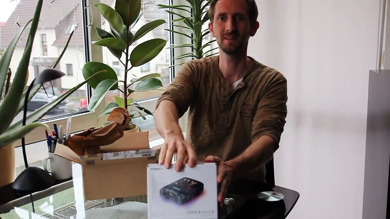 Unboxing Canon Legria mini X