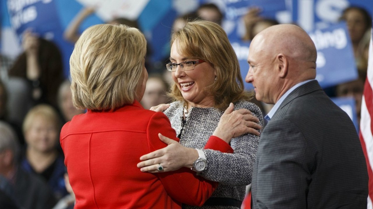 As Iowa caucuses loom, Clinton and Giffords team up on gun control