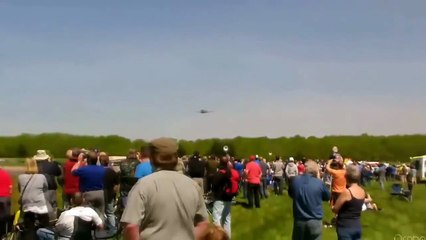 Самолеты проносятся прямо над землей, жуткое зрелище