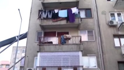 Yıkılma Tehlikesi Bulunan Binaya Vinçli Destek