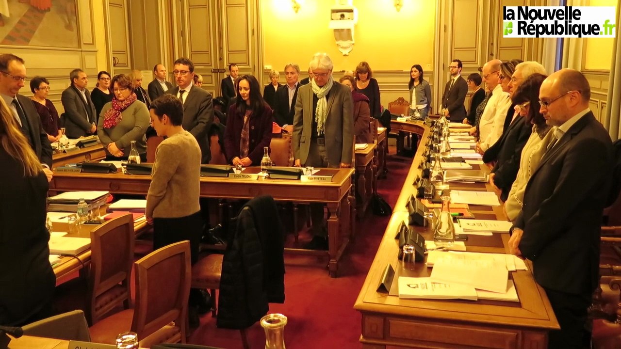 VIDEO.  Emotion au conseil municipal de Niort