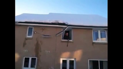 Мужик сбил сосульку! ржака